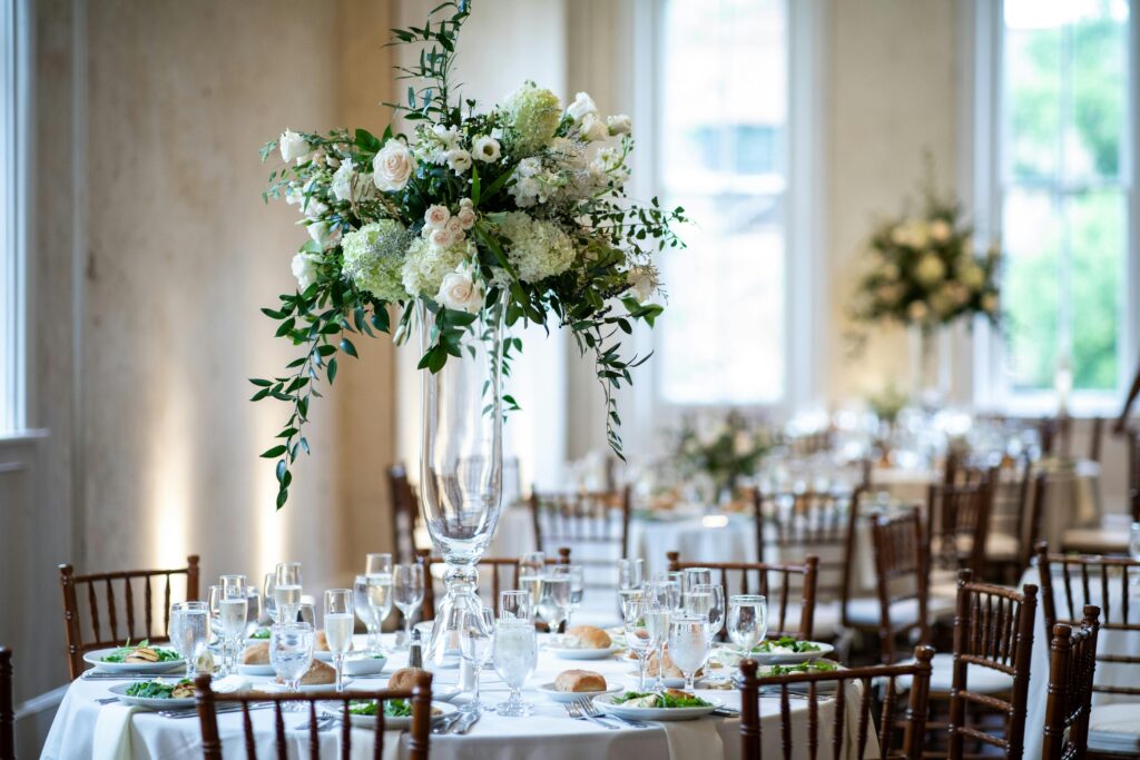 elusündmuste korraldus ja tähistamine Beautifully decorated wedding reception table with floral centerpiece and fine dining setup in Lancaster, PA.